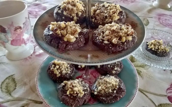 Σοκολατένια μπισκότα με φουντούκια και γλάσο σοκολάτας